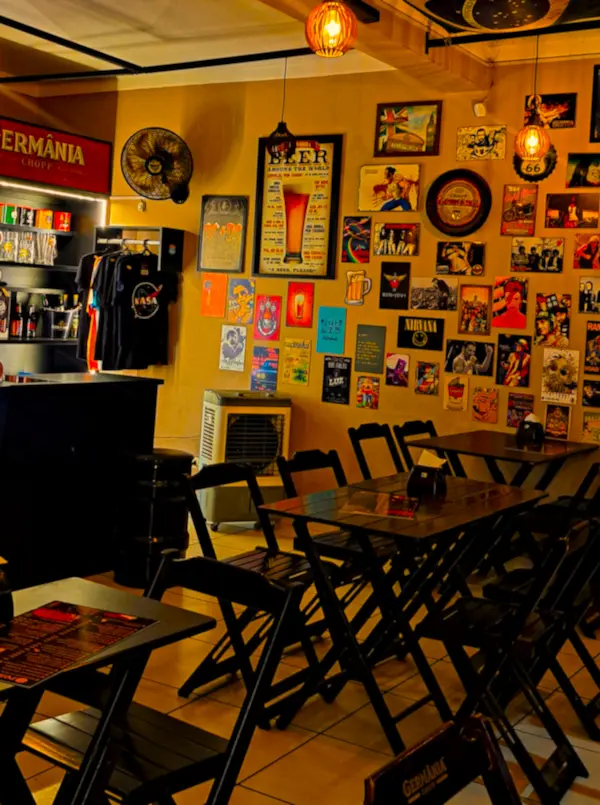 Ambiente interno decorado do Mugs Germânia, bar em Piracicaba