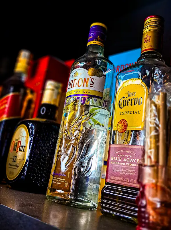 Bebidas destiladas Gordons, José Cuervo e Old Parr no Mugs Germânia