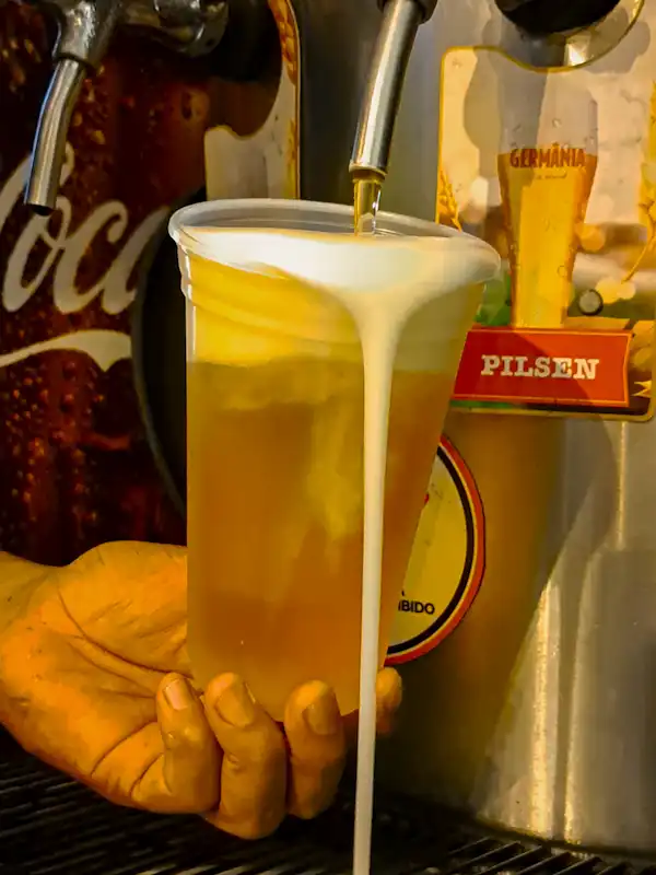 Chopp artesanal Germânia geladérrimo servido no Mugs, bar em Piracicaba