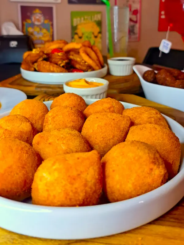 Porção de coxinha com molho da casa no Mugs Germânia